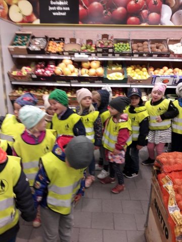 GR. II Wycieczka do pobliskiego sklepu z warzywami i owocami 2019